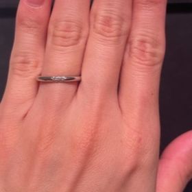 【ティファニー(Tiffany & Co.)の口コミ】 縁は細めであり、３つのダイヤが際立つ。
価格はティファニーの中ではそこ…