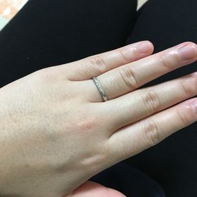 【銀座ダイヤモンドシライシの口コミ】 もともと指が太く、細いリングが似合わないため、適度に太さのある結婚指…