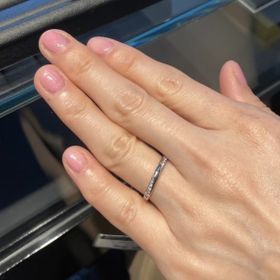 【エクセルコダイヤモンド(EXELCO DIAMOND)の口コミ】 細い指輪と斜めにデザインされたダイヤモンドが女性らしく華奢に見えます…