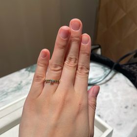 【ブシュロン(BOUCHERON)の口コミ】 リングは肌馴染みのよいゴールドで、ダイアモンドの土台は4つの爪で凹凸が…