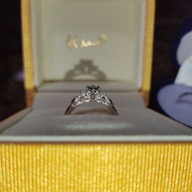 【ケイウノ ブライダル(K.UNO BRIDAL)の口コミ】 ちょうどカラーストーンフェアをやっていたことで、誕生石であるアレキサ…