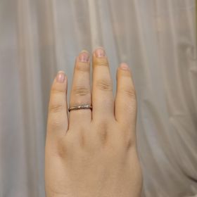 【アイプリモ(I-PRIMO)の口コミ】 毎日つけるので華美すぎないデザインを求めました。
ダイヤが7つ入ってい…