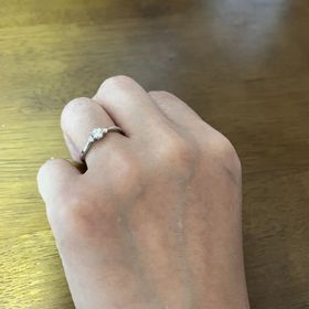 【アイプリモ(I-PRIMO)の口コミ】 贈られたダイヤモンドが映えること、
結婚指輪と重ね付けをしても不自然に…