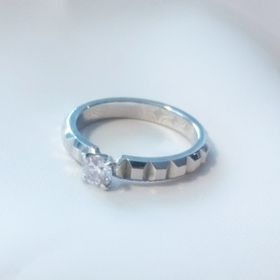 【ブシュロン(BOUCHERON)の口コミ】 リング部分の彫刻の繰り返し形状が気に入って選びました。
板チョコのよう…