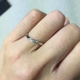 【銀座ダイヤモンドシライシの口コミ】 ウェーブの形が指にフィットして、違和感やストレスがないので毎日身につ…