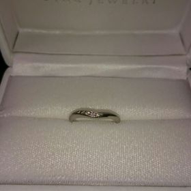 【STAR JEWELRY(スタージュエリー)の口コミ】 婚約指輪と一緒につける際、セットリングのようにぴったり重なるのでV字の…