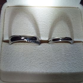 【Ponte Vecchio(ポンテヴェキオ)の口コミ】 決め手はデザインでした。
私がホワイトダイヤで主人がブラックダイヤのペ…