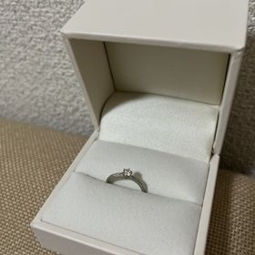 【RosettE(ロゼット)の口コミ】 重ね付け出来る婚約指輪を探していました。
一粒ダイヤの大きさが小ぶりな…