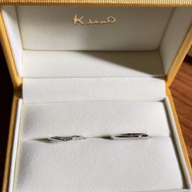 【ケイウノ ブライダル(K.UNO BRIDAL)の口コミ】 シンプルだけど、内側への刻印。本来のデザインに追加で外側に誕生石をつ…
