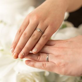 【AHKAH(アーカー)の口コミ】 真ん中に大きめのダイヤがセットされ、周りを小さなダイヤが囲んでいるデ…