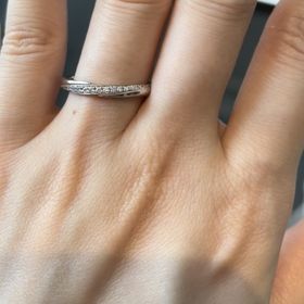 【エクセルコダイヤモンド(EXELCO DIAMOND)の口コミ】 ウェーブがかかった少し個性的なデザインです。婚約指輪と重ね付けしても…