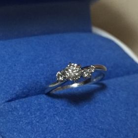 【銀座ダイヤモンドシライシの口コミ】 ダイヤの輝きがよく、デザインも素敵だったので決めました。
真ん中のダイ…