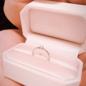【AHKAH(アーカー)の口コミ】 王道なデザイン且つ上品な指輪が気に入りました
結婚指輪に重ねづけをして…
