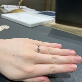 【YUKIZAKI BRIDAL(ユキザキブライダル)の口コミ】 結婚指輪と重ね付けした時の印象が良く、それが決め手になりました。結婚…