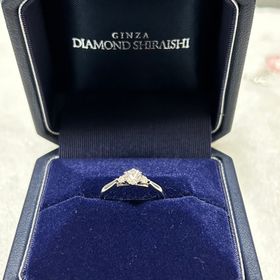 【銀座ダイヤモンドシライシの口コミ】 元々台座が可愛いものを探していました。希望としては、お花が咲いている…