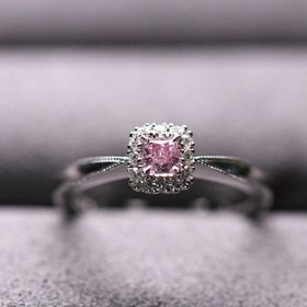【Jeweler's room Shink(ジュエラーズルームシンク)の口コミ】 ピンクダイヤモンドの指輪を探していました。
当初は白いダイヤモンドの両…