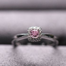 【Jeweler's room Shink(ジュエラーズルームシンク)】の口コミ ピンクダイヤモンドの指輪を探していました。
当初は白いダイヤモンドの両...