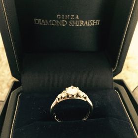 【銀座ダイヤモンドシライシの口コミ】 接客が丁寧で一生使える指輪を見つけたからです。指の小さい私でも色々な…