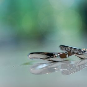 【俄(にわか)の口コミ】 私の手に似合うようにウェーブ系の指輪を選びました。
結婚指輪と言えばシ…