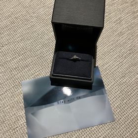 【ラザール ダイヤモンド(LAZARE DIAMOND)の口コミ】 デザインに一目惚れして購入しました。
ダイヤモンドが暗い場所でもキラキ…