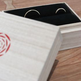 【出雲結(いずもゆい)の口コミ】 HPを見て一目でデザインに惹かれました。
実際に店舗で実物を装着させてい…