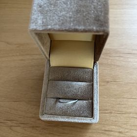 【Mariage ent(マリアージュエント)の口コミ】 もともとプラチナの素材、ダイヤ付き、細身のデザインで探していました。
…