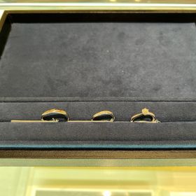 【4℃ BRIDAL(ヨンドシーブライダル)の口コミ】 指輪は動きのあるデザインでとてもかわいかったです。婚約指輪のダイヤに…