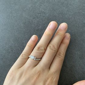 【EIKA(エイカ)の口コミ】 リボンのようなキュートなデザインであり、ダイヤモンドが真ん中に目立っ…