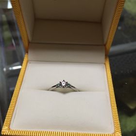 【ケイウノ ブライダル(K.UNO BRIDAL)の口コミ】 通常1つで40万円以上のこの指輪がケイウノ35周年のフェア期間だったので婚…