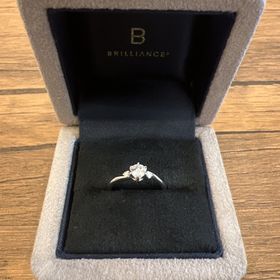 【BRILLIANCE+(ブリリアンスプラス)の口コミ】 せっかく選んだダイヤが目立つシンプルさが良かったです。
両サイドに小さ…