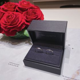 【ラザール ダイヤモンド(LAZARE DIAMOND)の口コミ】 女性側にメレダイヤが半周入っていて華やかでありつつも、デザインが煌び…