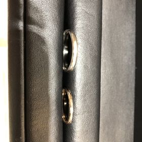 【SIENAROSE(シエナロゼ)の口コミ】 HPで見た時は繊細なデザインが多いと感じていましたが、木の木目をデザイ…