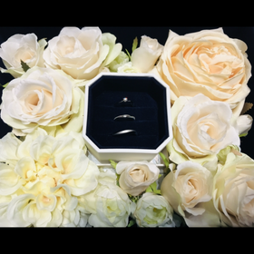 【4℃ BRIDAL(ヨンドシーブライダル)の口コミ】 ダイヤモンドのサイド配置のデザインが珍しく、一目惚れしました。ダイヤ…