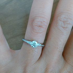 【エクセルコダイヤモンド(EXELCO DIAMOND)の口コミ】 もう一つのデザインと迷っていました。もう一つは指輪全体にダイヤモンド…