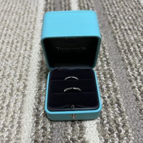 【ティファニー(Tiffany & Co.)の口コミ】 婚約指輪がティファニーなので揃えたかったのと、夫婦でお揃い感のある指…