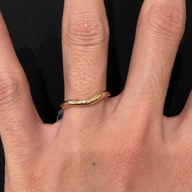 【ティファニー(Tiffany & Co.)の口コミ】 柔らかく、控えめな曲線で描かれるラインが特徴的なリングです。人を選ば…