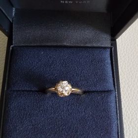 【ラザール ダイヤモンド(LAZARE DIAMOND)の口コミ】 土台がゴールドで、シンプルかつお洒落な婚約指輪を探していて、ラザール…