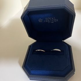 【ROYAL ASSCHER(ロイヤル・アッシャー)の口コミ】 指輪の主な決めては仕事場にしていっても、派手すぎず、悪目立ちしないデ…