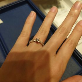 【銀座ダイヤモンドシライシの口コミ】 指輪のアームの部分にもダイヤが入ってるデザインをいくつか見せていただ…