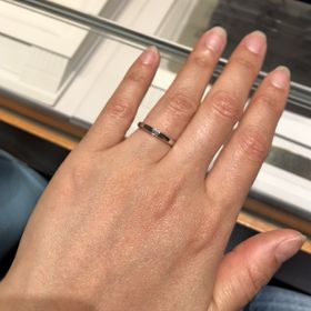 【銀座ダイヤモンドシライシの口コミ】 スクエアのダイヤモンドは光り方が特徴的で、ピカピカというよりは濡れた…