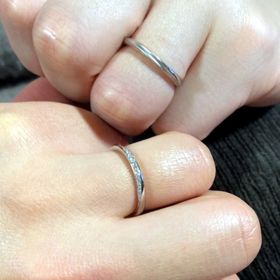 【銀座ダイヤモンドシライシの口コミ】 指輪のデザイン、ダイヤが斜めのラインに入ってるのが綺麗で、見える角度…
