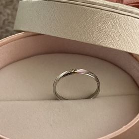 【insembre(インセンブレ)の口コミ】 艶消しと艶があるデザインが気に入りました。
また、ダイヤが少し入ると普…