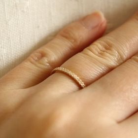 【AHKAH(アーカー)の口コミ】 ハーフエタニティーでゴールドというのが気に入りました。シンプルであり…