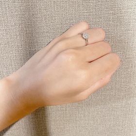 【ラザール ダイヤモンド(LAZARE DIAMOND)の口コミ】 華やかさとダイアモンドの品質を兼ね備えた指輪で、一目見てとても気に入…