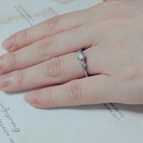 【ラザール ダイヤモンド(LAZARE DIAMOND)の口コミ】 ダイヤの両サイドに小さなダイヤが2個ずつ付いているので、とても華やかに…