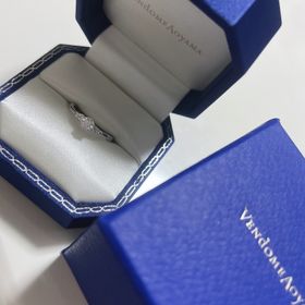 【ヴァンドーム青山(VENDOME AOYAMA)の口コミ】 指が綺麗に見える指輪で、シンプルなのが好みな私にはとても気にいる婚約…