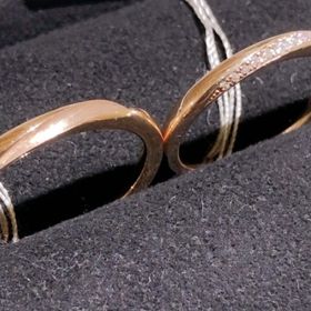 【TRECENTI(トレセンテ)の口コミ】 上面に斜めのラインで入っているメレダイヤモンドが印象的なリング。メレ…