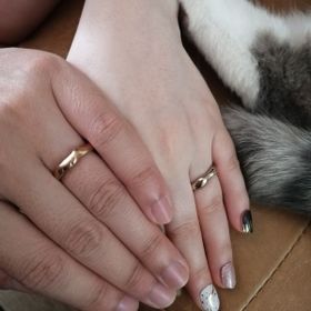 【atelier ST, CAT(アトリエ エスティーキャット)の口コミ】 第一に歪みのある指輪のデザインがとても可愛いかった点です。

その他に…