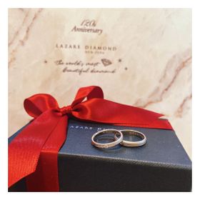 【ラザール ダイヤモンド(LAZARE DIAMOND)の口コミ】 指輪の半分がマットに加工がある、シンプルながら輝き方に特徴がある指輪…