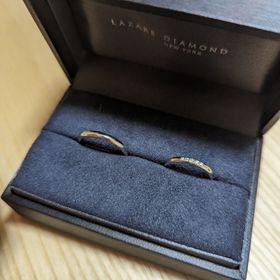 【ラザール ダイヤモンド(LAZARE DIAMOND)の口コミ】 ダイヤモンドが5石入っており、シンプルながらも輝きを楽しめる所が気に入…